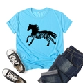 Détail du t-shirt bleu ciel avec silhouette de cheval fleurie sur fond plat posé - S / Bleu clair