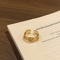 Dettaglio ravvicinato di anello barocco dorato con incisioni di giglio e zircone - Anello regolabile stile 4