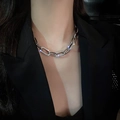 Collar de cadena gruesa plateada con eslabones de strass sobre una chaqueta negra - Collar Plateado