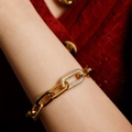 Pulsera de cadena de oro con eslabón en U de diamantes brillantes en la muñeca - Pulsera de Oro de 14K