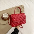Bolso bandolera rojo de piel sintética acolchado con rombos y herrajes dorados - Rojo