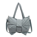Borsa tote imbottita a forma di fiocco in nylon blu nebbia con tracolla staccabile abbinata - Grande / Blu