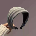 Serre-tête éponge gris argenté étincelant avec un large design en tissu torsadé - Serre-tête Surface Douce / Gris