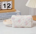 Neceser acolchado con flores azules, base beige y asa lateral de tejido trenzado - Rosa Rosa