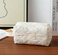 Neceser acolchado con estampado floral azul y cómoda asa de muñeca para transporte - Rosa Azul Vintage