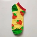 Chaussettes courtes en coton jaunes avec motifs fraises rouges et verts et bords à côtes - Ad128 / 36-44