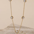 Elegante collana a catena dorata minimalista con perle bianche su base in pietra naturale - Collana di Perle Bianche (X1135)