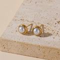Eleganti orecchini a perno con perla bianca e cornice dorata su display in pietra naturale - Orecchini a Lobo di Perle Bianche (E124)