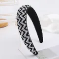 Détail du serre-tête perlé avec motif à chevrons noir et blanc sur base large en tissu - Noir