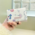 Mini portafoglio a tre ante bianco crema con stampa floreale e logo semplice - Stile Floreale Pastorale / Rosa