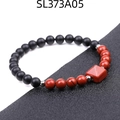 Bracciale di perline da 6mm in diaspro rosso e nero opaco con ciondolo a piramide - Stile Diaspro Rosso (SL373A05)