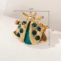 Spilla a forma di coccinella dorata con strass turchesi e dettagli di distintivo insetto - Coccinella Blu (XD8200-2)