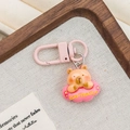 Detailaufnahme des rosa Capybara Schlüsselanhängers mit Anhänger auf rosa Wolke - Schwimmring mit Buchstabentafel