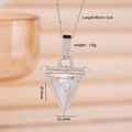 Collana geometrica a V in argento con micro-pavé di zirconi e design a corda - Scudo Triangolare (2682) / Argento