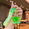 Dettaglio portachiavi a fiore verde con cinturino in silicone e campanellino dorato - Imballaggio in Sacchetto OPP Indipendente / Verde