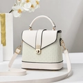 Elegante cremefarbene Umhängetasche mit goldener Hardware und Henkel für Damen - Cremeweiß