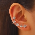 Eleganter silberner Gänseblümchen-Ohrmuschel-Cuff mit funkelndem Zirkonia-Blumenmuster - Weiß K (2108)