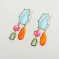 Détail de boucles d'oreilles bohèmes avec cristaux géométriques colorés et monture dorée - Patchwork Bleu Clair/Rose/Vert/Orange (M240127001-2)