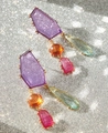 Nahaufnahme bunter geometrischer Boho-Ohrringe mit Kristallen auf silbernem Glitzer - Farbblock Lila/Orange/Grün/Rosarot (M240127001-1)