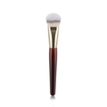 Burgunderfarbener Make-up-Pinsel mit goldener Zwinge und zweifarbigen Synthetikborsten auf Weiß - Einzelner Rouge-Pinsel / Burgunderrot