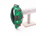 Dettaglio fascia natalizia in tessuto verde con perle rosse e strass luccicanti - Verde