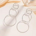Elegante silberne dreilagige Creolen auf einem minimalistischen weißen Keramiv-Tablett - Silber (DKE252028S)