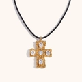 Collar de cruz chapado en oro 18K con textura martillada y 5 cristales claros en cordón negro - Oro-Circón Blanco
