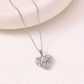 Collana con pendente a cuore cavo in argento lucido su uno sfondo dal design minimal - Collana / Argento
