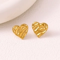 Dettaglio di orecchini a cuore dorati con una particolare finitura stropicciata - Stud orecchini / Oro
