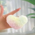 Vue détaillée d'un cœur en peluche arc-en-ciel doux avec chaîne à billes en métal - Coeur Coloré Avec Chaîne à Perles