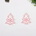Détail de suspensions sapin de Noël en bois avec motifs flocons rouges et fond blanc - Sapin de Noël Blanc Type 2