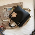 Borsa tote in pelle nera con ciondolo floreale e tracolla in tessuto a righe - Nero