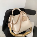 Borsa tote in pelle bianco crema con ciondolo a fiore e tracolla a righe gialle - Bianco