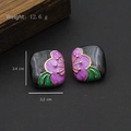 Pendientes cuadrados vintage con esmalte de flores púrpuras y hojas sobre fondo negro - Cuadrado de Esmalte Negro con Flor Púrpura y Hojas Verdes (Pin de Plata-465)