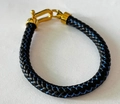 Herren Armband aus schwarzem Leder mit blauen Details und goldenem Hufeisenverschluss - Innenumfang 165mm / Blau-Schwarzes Leder [Goldfarbe]