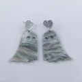 Halloween Geister-Ohrringe aus hellgrünem Acryl mit glitzerndem Herzstecker und Marmormuster - Mehrfarbiger Marmor Geist Stil