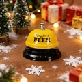 Timbre de mesa amarillo 'Ring for a BEER' con base negra en un entorno navideño festivo - Timbre Amarillo (Ring for a BEER)