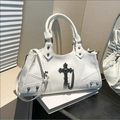 Borsa da moto in pelle litchi bianca con borchie argento e croce gotica - Bianco