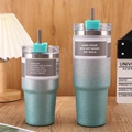 Details von glitzernden Edelstahlbechern mit Farbverlauf und Metallstrohhalmen auf Holz - 30oz/900ML / Green (Diamond Finish)