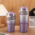 Nahaufnahme von violetten Glitzer-Farbverlaufsbechern mit Strohhalmen auf rustikalem Holz - 30oz/900ML / Lila (Diamant-Finish)