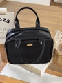 Neceser grande de cuero negro mate con emblema dorado y asas para cosméticos de viaje - Negro