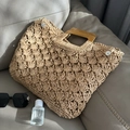 Handgefertigte Stroh-Tasche mit quadratischen Holzgriffen und gehäkeltem Muschelmuster - Neues Muster Hellbraun
