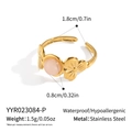 Dettaglio dell'anello in acciaio inossidabile placcato oro 18K con pietra rosa e fiori - Stile Pietra Rotonda Rosa (YYR023084-P)