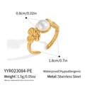 Dettaglio dell'anello in acciaio inossidabile dorato 18K con perla e motivi floreali - Stile Perla Bianca (YYR023084-PE)