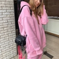 Seitenansicht des rosa Oversized-Hoodie-Sets aus schwerem Strick mit großer Kängurutasche - S / Rosa