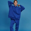 Detail eines dunkelblauen Oversize-Hoodies und passender Jogginghose aus Baumwolle - S / Dunkelblau
