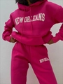 Detail eines Fleece-Trainingsanzugs in Magenta mit weißem New Orleans-Schriftzug auf Set - S / Rosarot