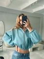 Detailansicht hellblauer Kapuzenpullover mit überschnittenen Schultern und Bündchen - S / Himmelblau