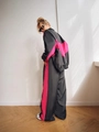 Detail eines zweifarbigen Trainingsanzugs mit rosa-schwarzen Einsätzen an der weiten Hose - S / Schwarz