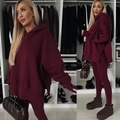 Detalle de conjunto de sudadera granate extragrande con aberturas y mallas de canalé - Burdeos
